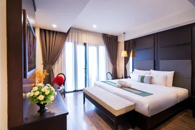 Suite con balcón — Hanoi Center Silk Charming Hotel & Travel